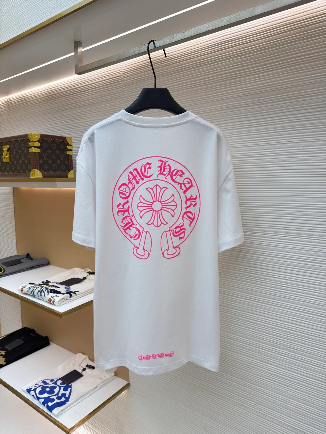 Chrome Hearts horseshoe pink T-shirt ●Item number: 1682507-X85 ●Fabric: cotton fabric ●Technology: hand-printed with ink ●Color: white ●Type: loose fit ●Weight: about 285 grams ●Size: S-M-L ●Description: This Chrome Hearts pocket printed short-sleeves are made of high-count double yarn cotton, with a weight of 320g. The fabric has been pre-washed to achieve a soft and skin-friendly touch. At the same time, it avoids shrinkage and fading problems from the root, and maintains a crisp shape after long-term wear. The body adopts seamless cylinder weaving technology, and there are no seams on the sides, so there is no sense of restraint when worn. The shoulders are classic dropped shoulders, and the loose body shape is suitable for all kinds of body shapes. The rose-red totem print on the left breast pocket is made of imported environmentally friendly slurry and produced through a high-precision screen printing process. The printing has clear layers and saturated colors, and it is not easy to crack or fall off after repeated washing. The neckline adopts a double-needle reinforced hemming design and is paired with a customized threaded collar, which is durable and not easily deformed. The overall wiring follows luxury craftsmanship standards, and the stitching is even and fine. Every detail demonstrates ingenuity. Customized hardware and accessories are complete with three logos, restoring the classic texture of the brand. The overall wiring is straight and delicate, the fabric is comfortable and soft, and the color is consistent without color difference. It can be matched with the same style to create a fashionable look and control various occasions. Customized accessories, complete with three standards, same style for men and women!